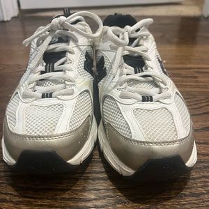 New Balance 530 Black and gold Men’s 7.5 which fits a women 9. Good condition.